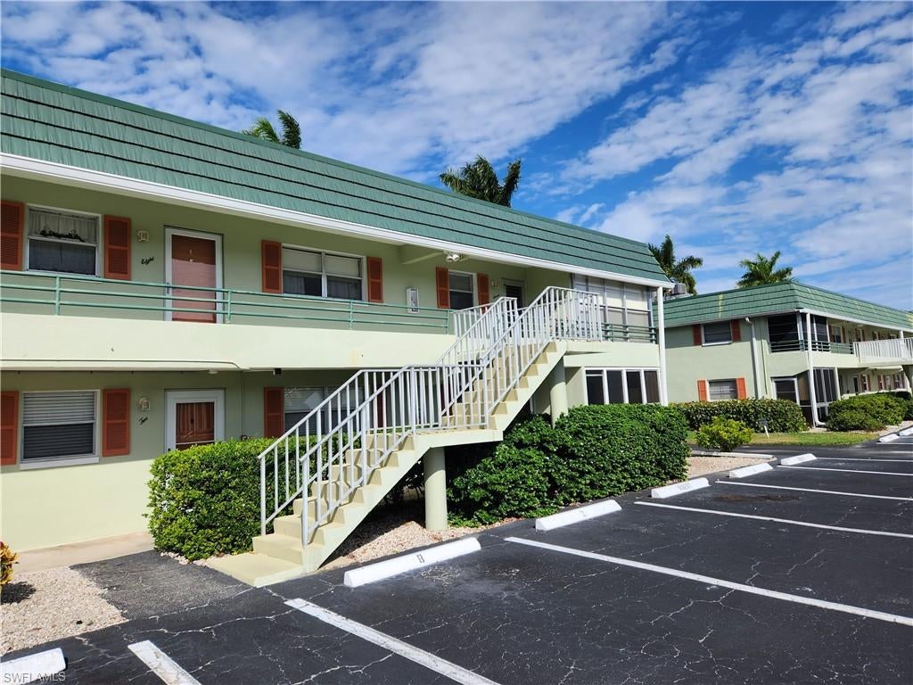 300 Valley Stream Dr D-5, NAPLES