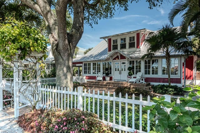 245 Broad Ave S, NAPLES