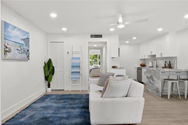 342 Harbour Dr 342, NAPLES