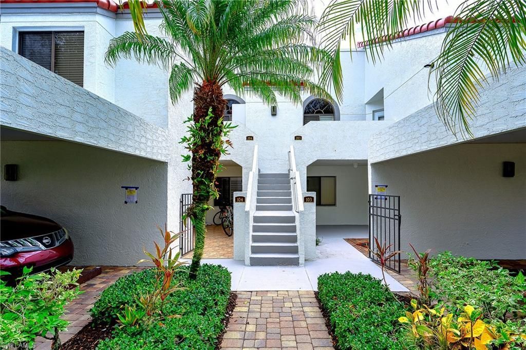 559 Beachwalk Cir U-204, NAPLES