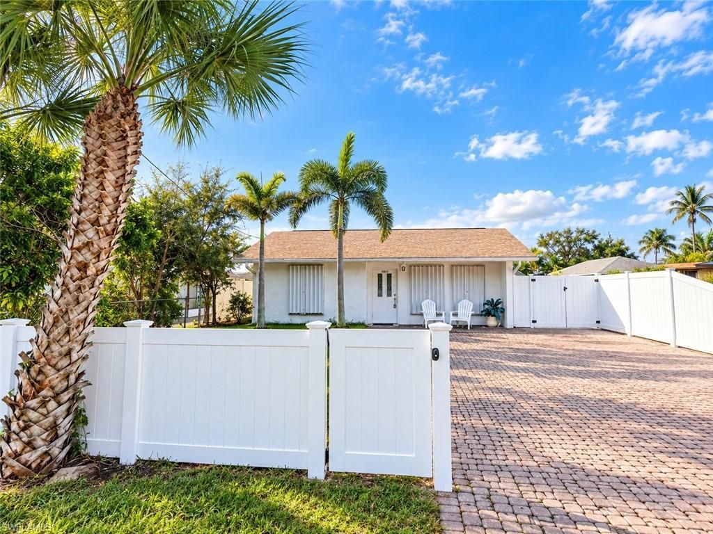 1294 Highlands Dr, NAPLES