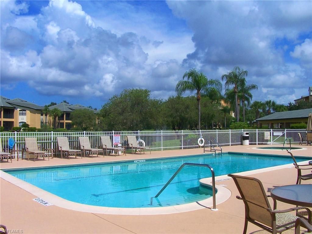 210 Vintage Cir 401, NAPLES