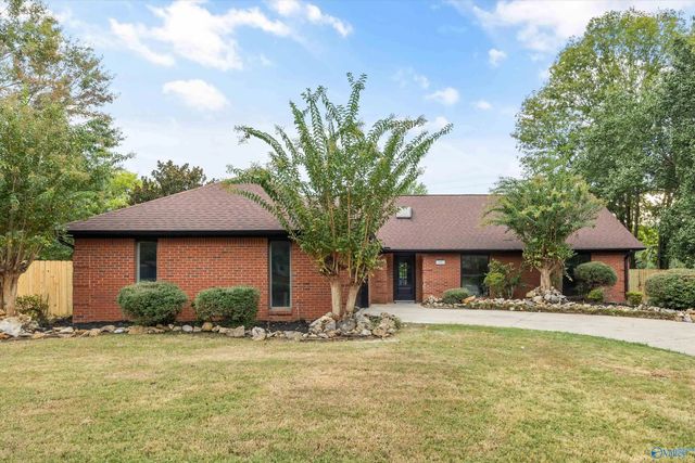 1901 Helmsdale Circle, Huntsville