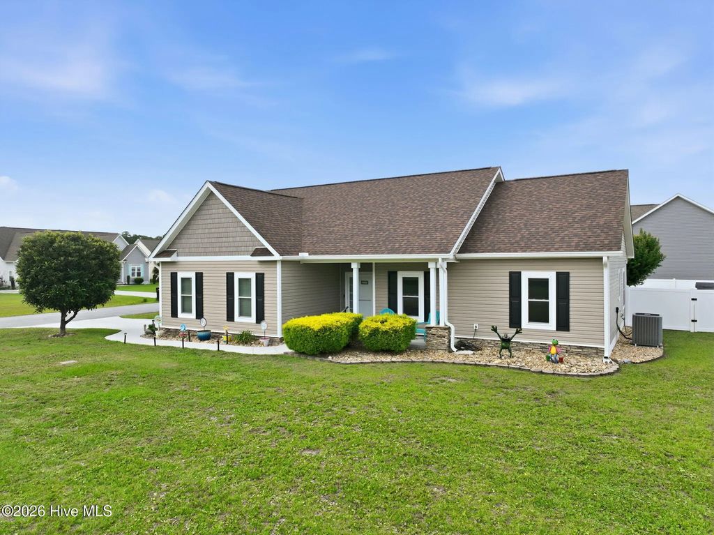 100 Paddle Trail Lane, Swansboro