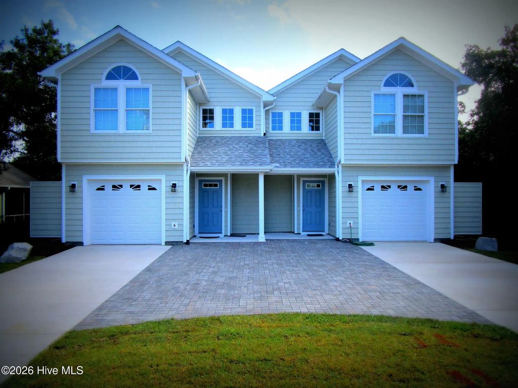 302 Holly Street S, Emerald Isle