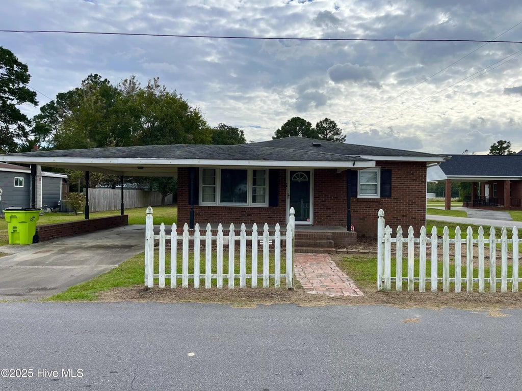 207 W Railroad Street, Cove City