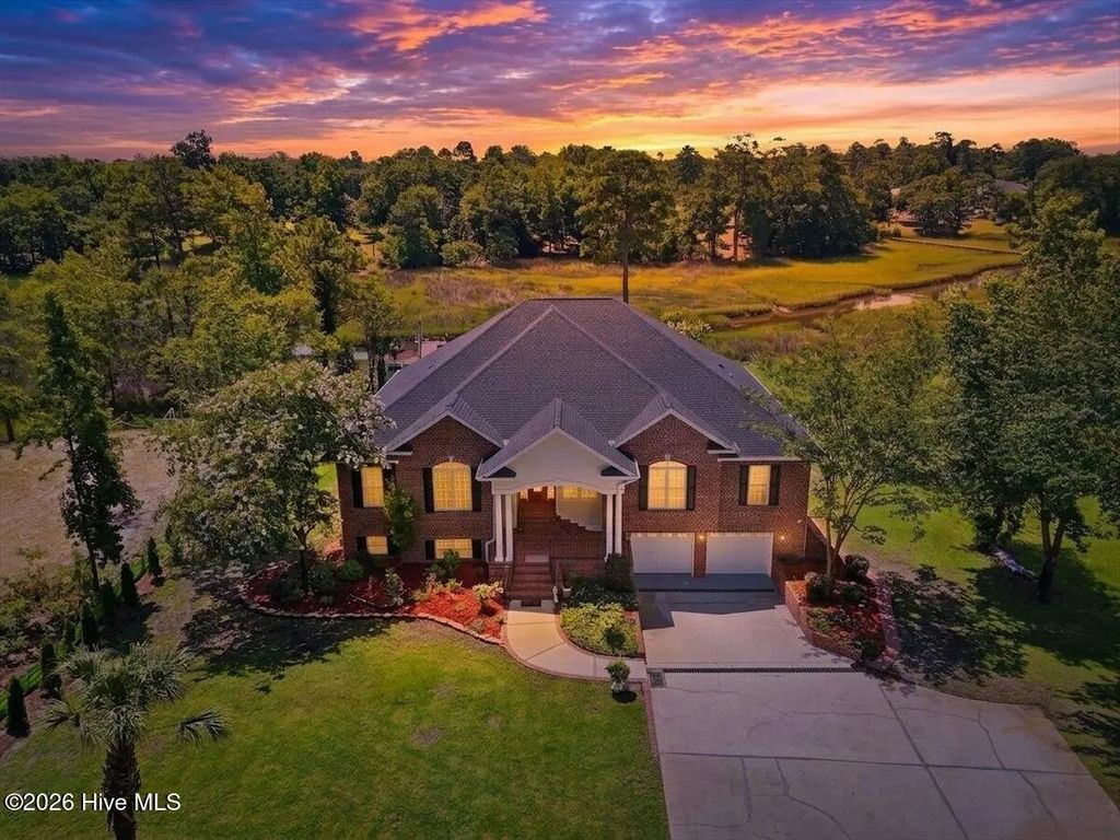 609 Sawgrass Road, Hampstead