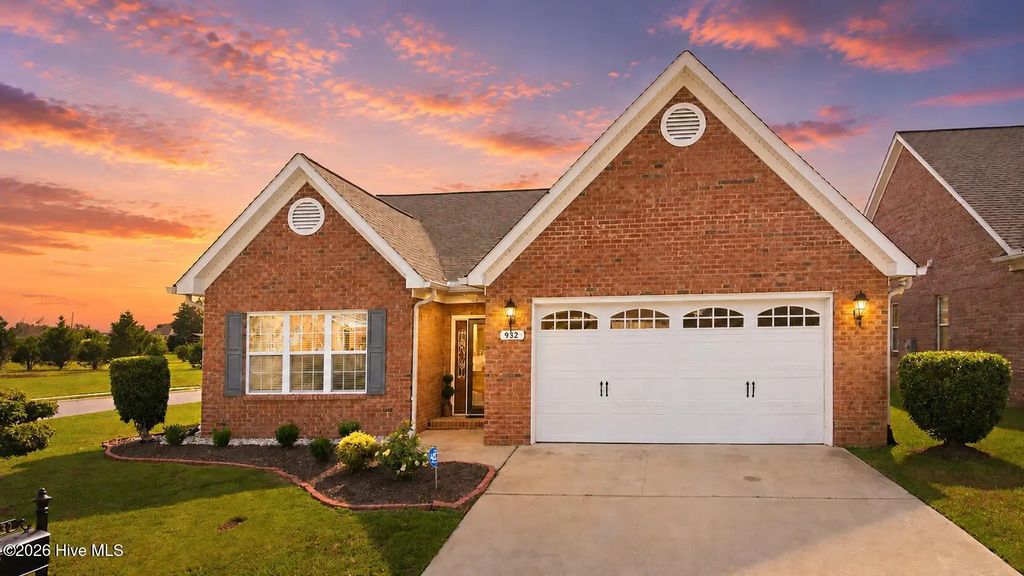 932 Dearborn Court, Winterville