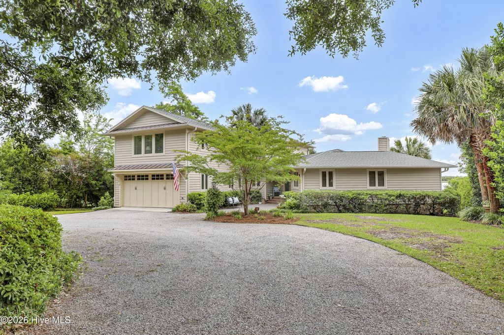 650 Red Fox Trail, Hampstead