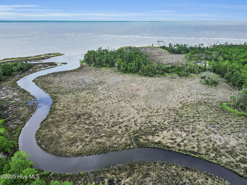 681 Sandy Point Drive N, Beaufort