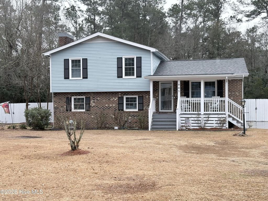 905 E Wilmington Street, Burgaw