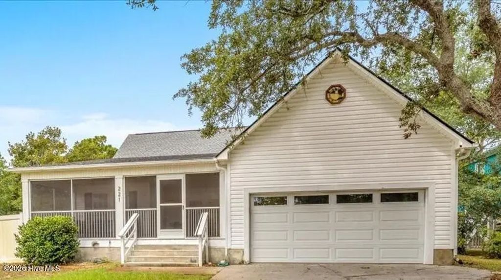 221 Ne 60th Street, Oak Island