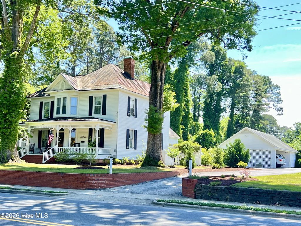 612 College Street, Clinton