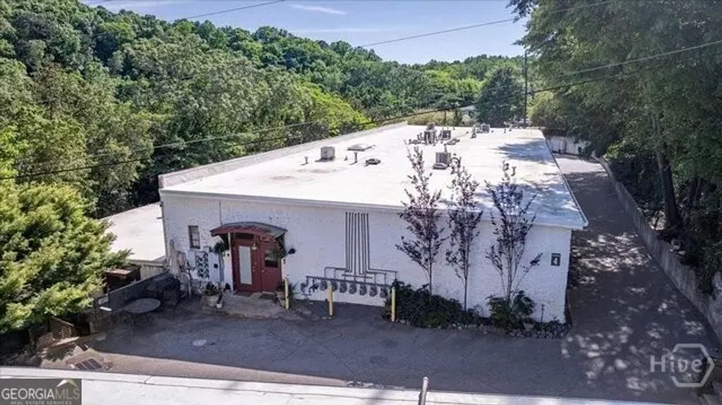 585 White Circle 402, Athens