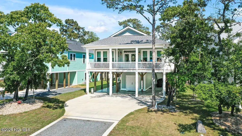 214 Ne 37th Street, Oak Island