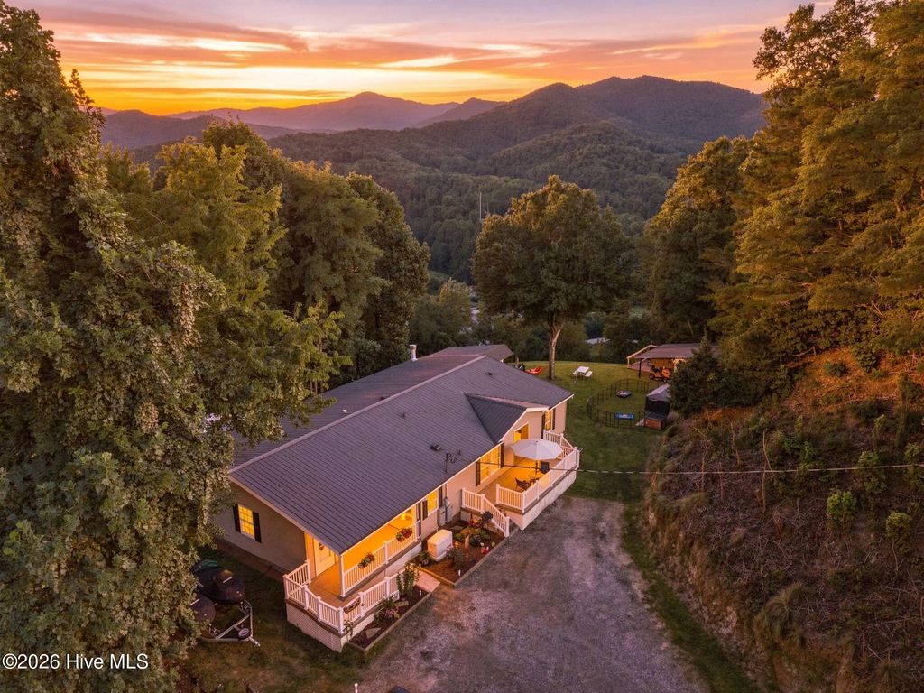 4 Sunset Farms Road, Whittier