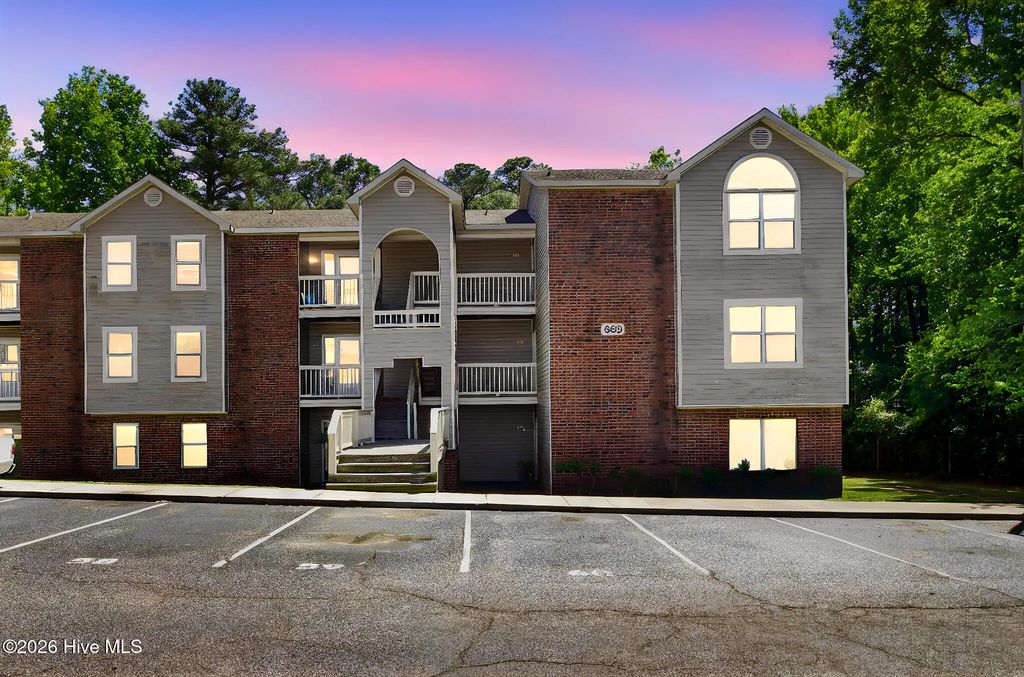663 Bartons Landing Place 14, Fayetteville