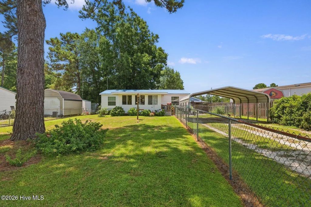 103 Pine Ridge Court, Hampstead