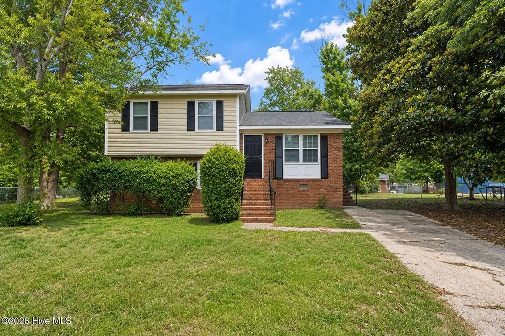 2803 Shade Tree Drive, Fayetteville