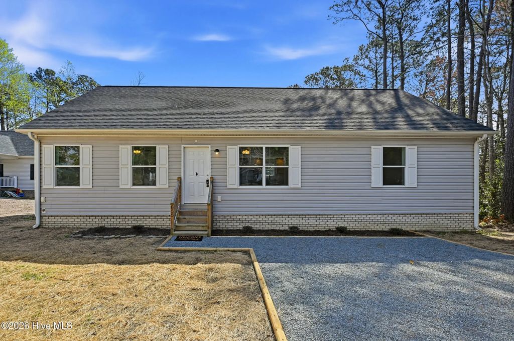 858 Wildwood Circle, Hampstead