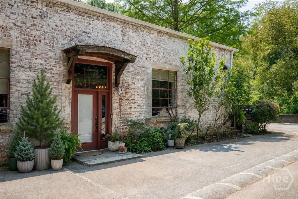 585 White Circle 32, Athens