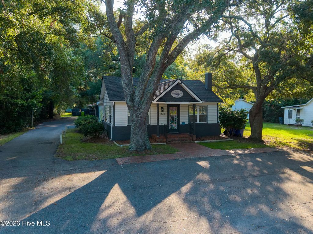 1330 N Howe Street, Southport