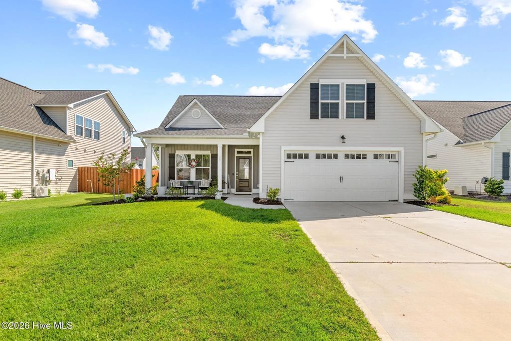 37 W Weatherbee Way, Hampstead