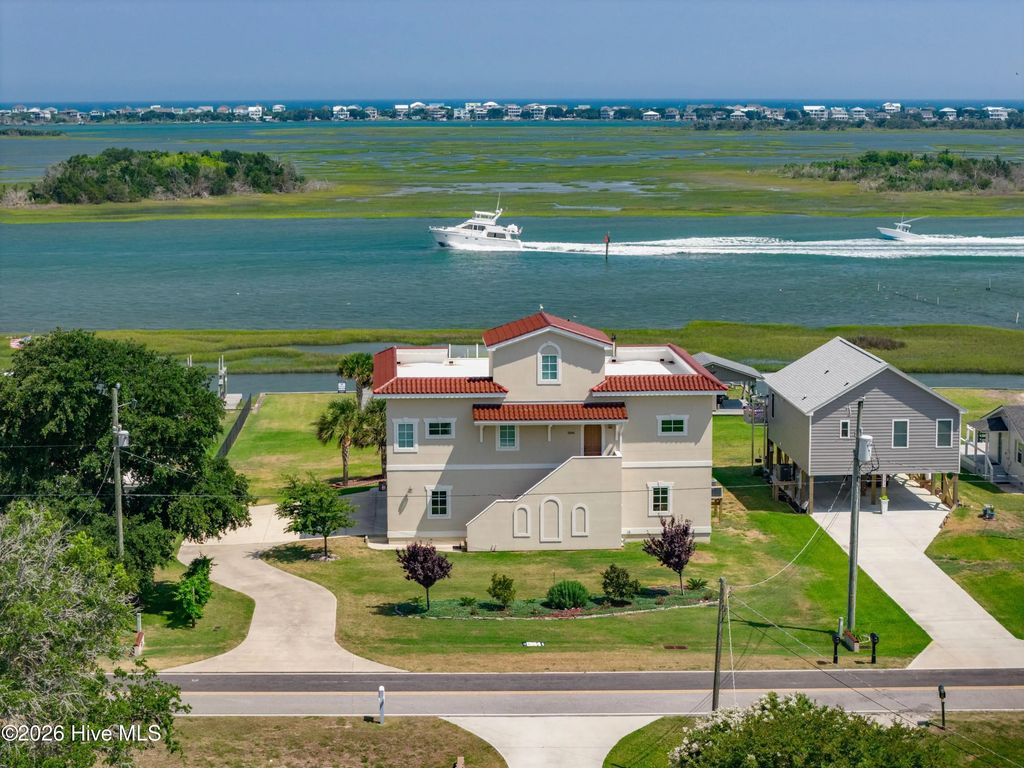1044 Mallard Bay Drive, Hampstead