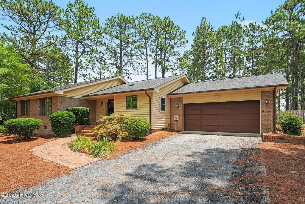 1555 Longleaf Drive E, Pinehurst