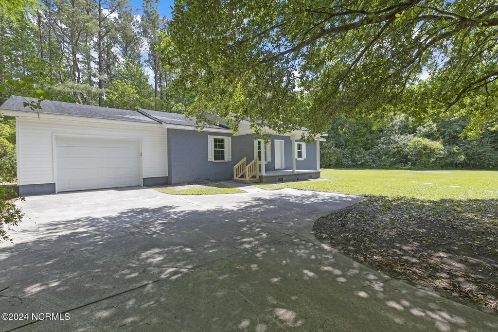 690 Maple Hill School Road, Maple Hill