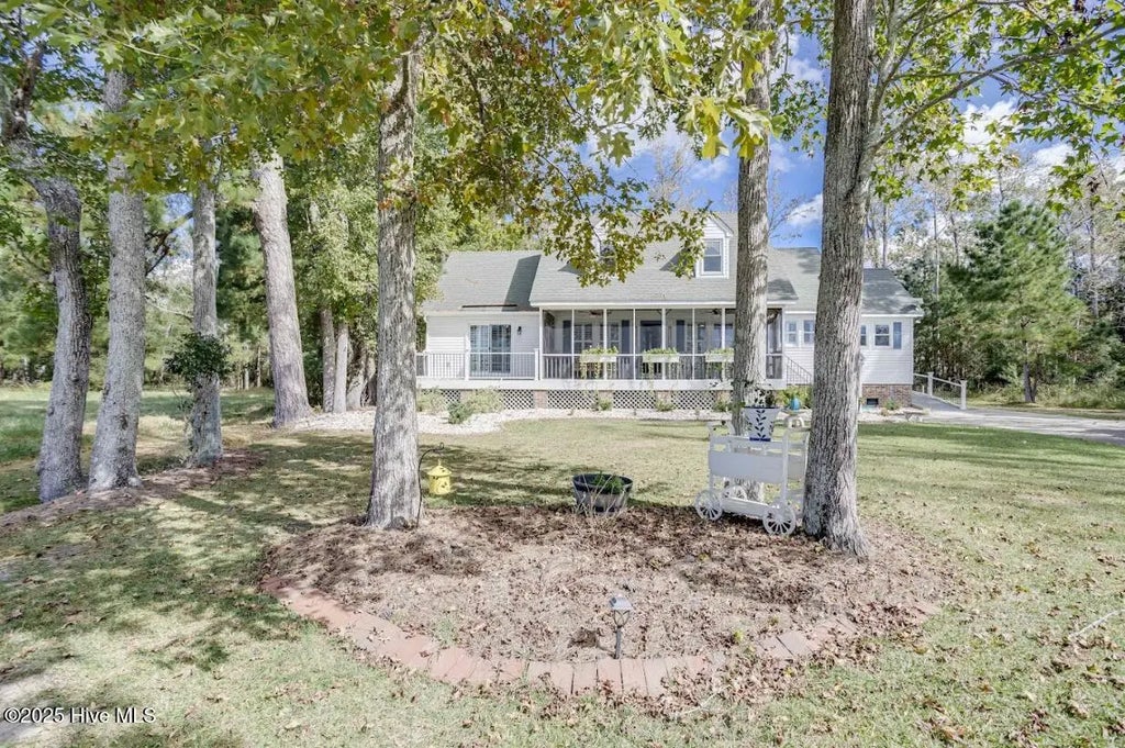 205 E Dowry Creek, Belhaven