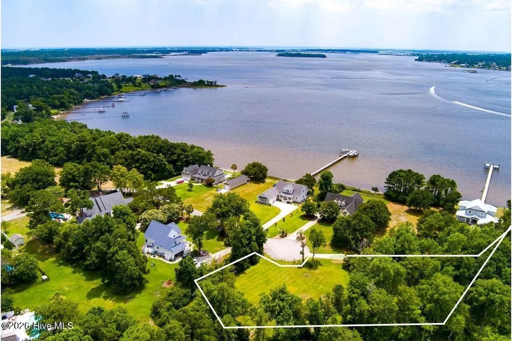 150 Azalea Court, Swansboro