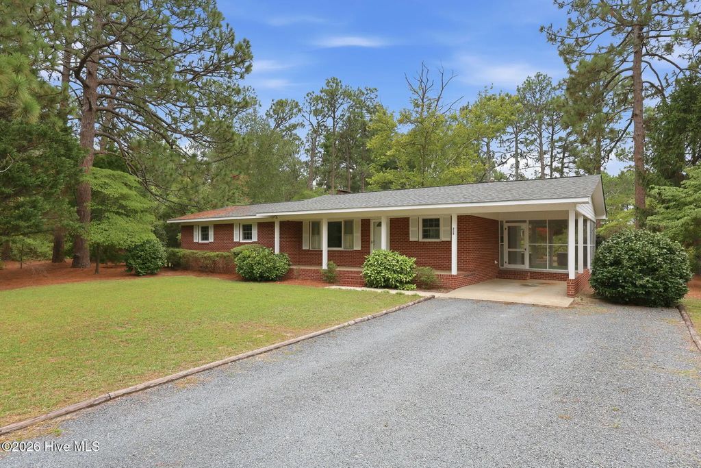 285 Mcdairmid Road, Pinehurst