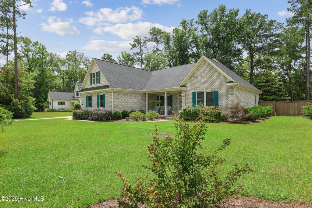 376 Crown Pointe Drive, Hampstead