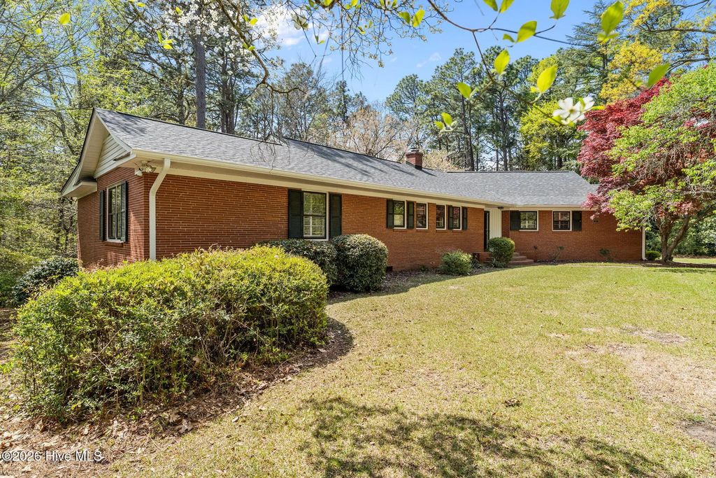 225 Arbutus Road, Southern Pines