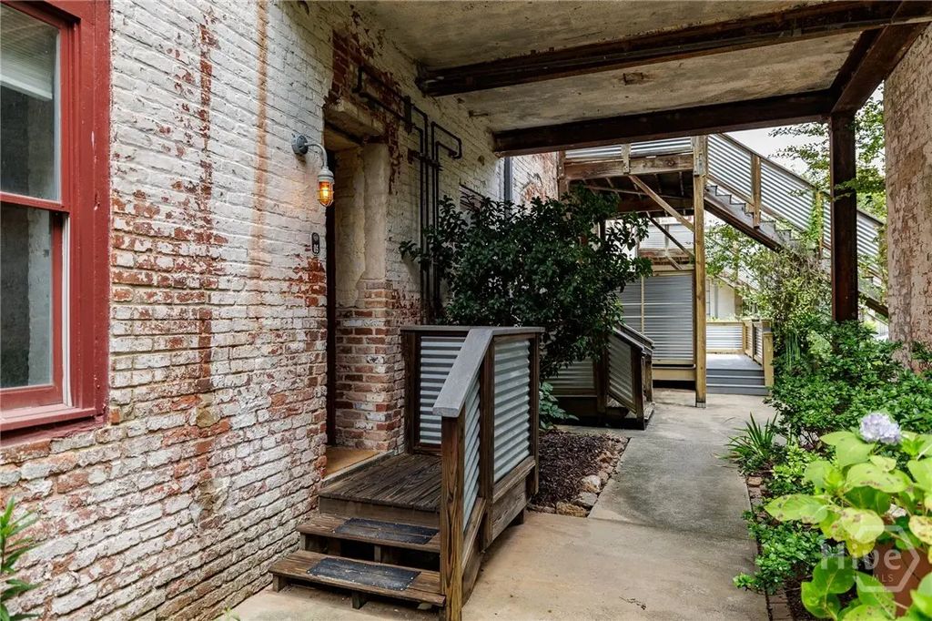 585 White Circle 5, Athens