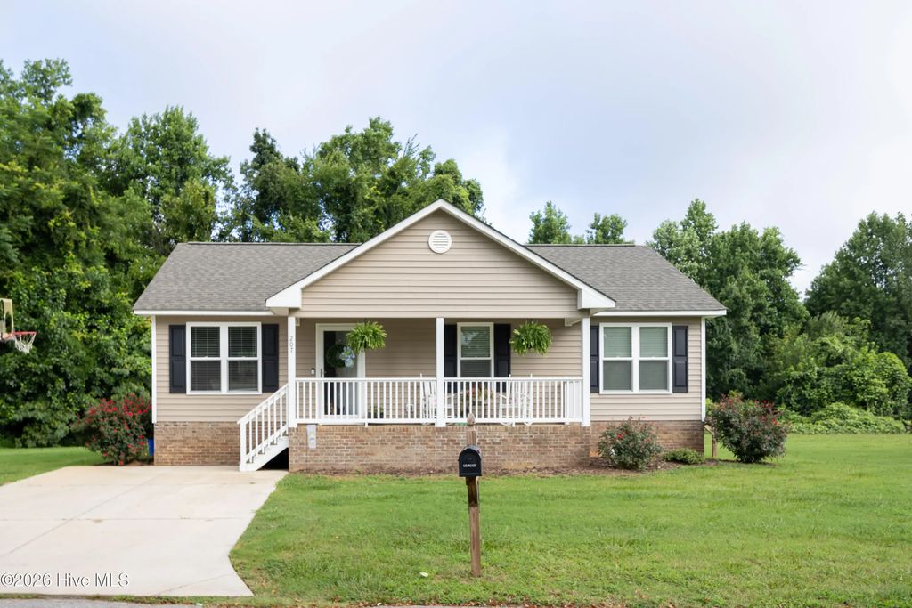 207 Dixie Circle, Clinton
