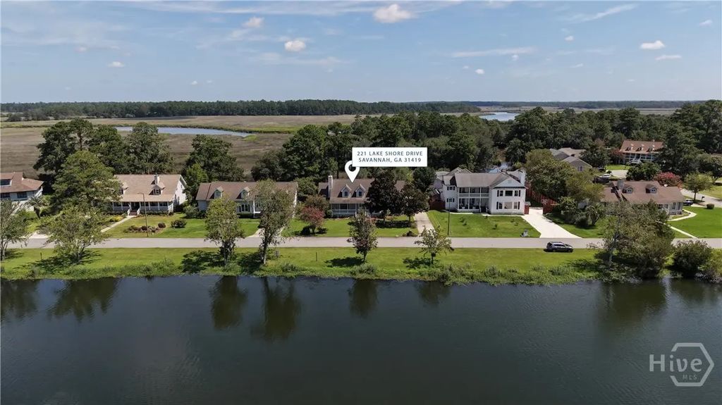 221 Lakeshore Drive, Savannah