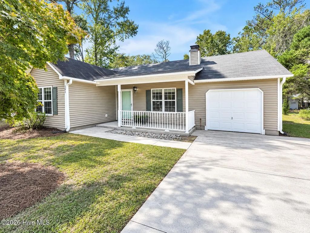 303 E Wood Lane, Leland