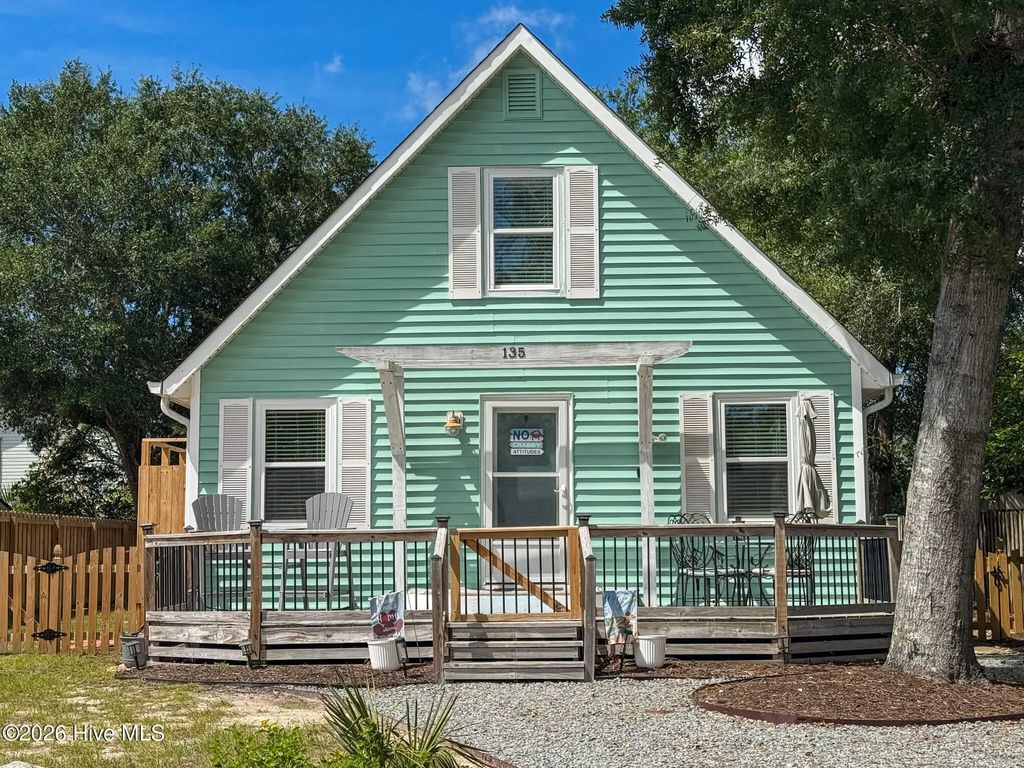135 Ne 34th Street, Oak Island