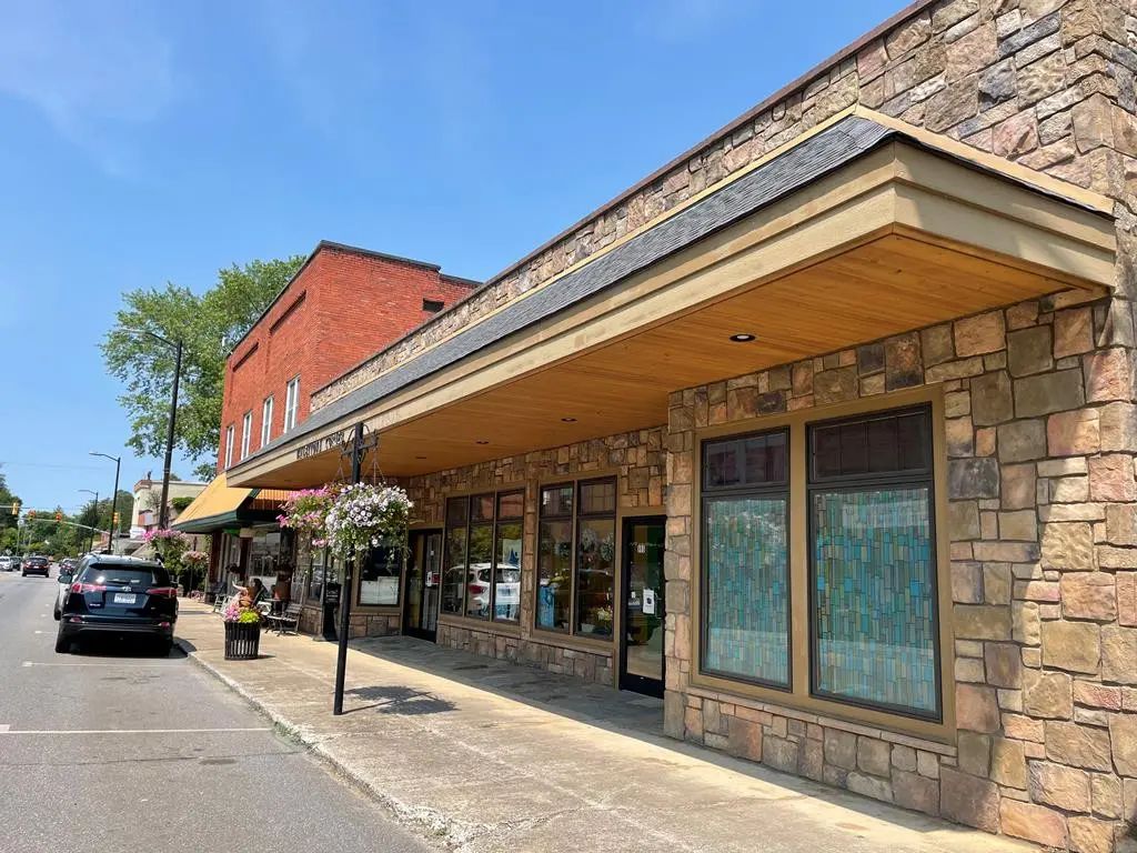 995 Main Street, Andrews