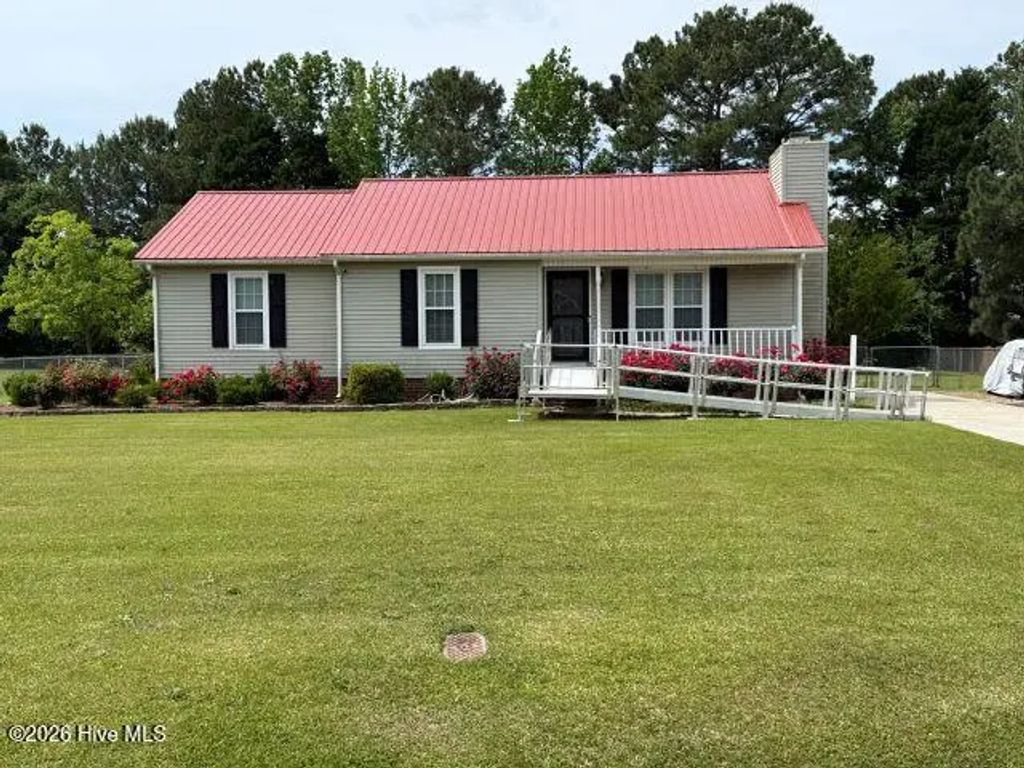 633 Fox Chase Lane, Winterville