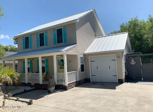 124 Ne 15th Street, Oak Island