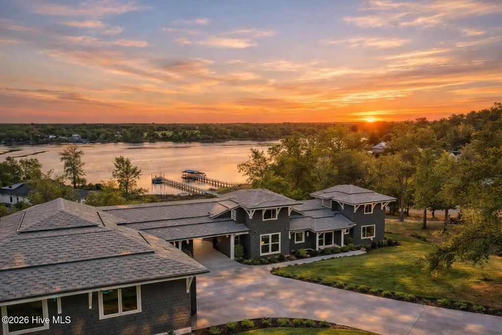 38 Reston Bluff, Hampstead