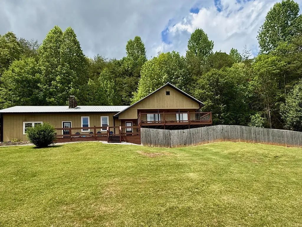 876 Gibson Hill Road, Towns