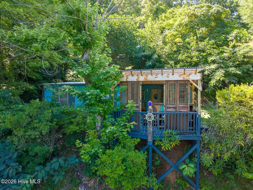 208 Lakeview Drive, Robbinsville