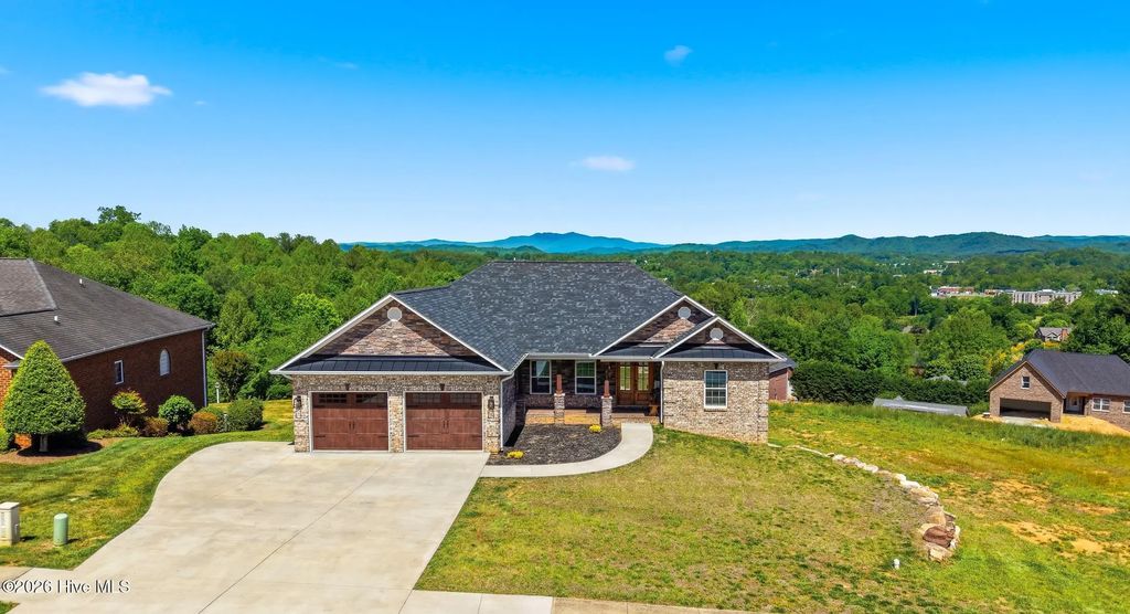 418 Huntington Woods Drive N, Lenoir