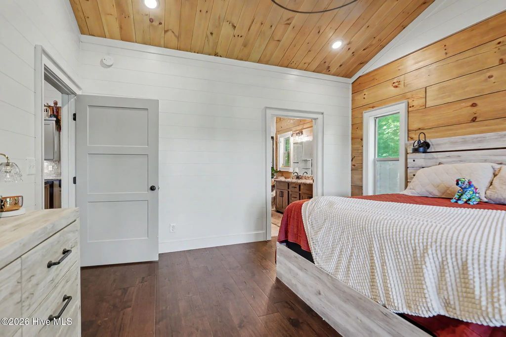 240 Pink Pig Lane, Cherry Log
