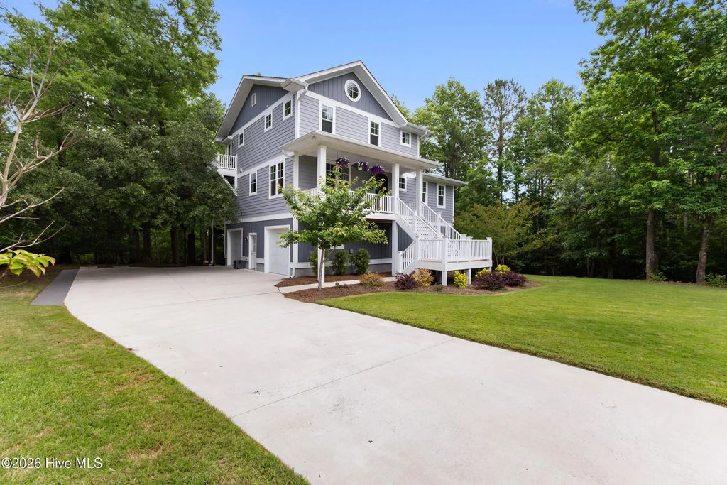 104 W High Bluff Drive, Hampstead
