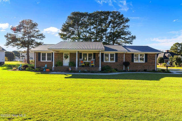 631 E Sanders Street, Four Oaks